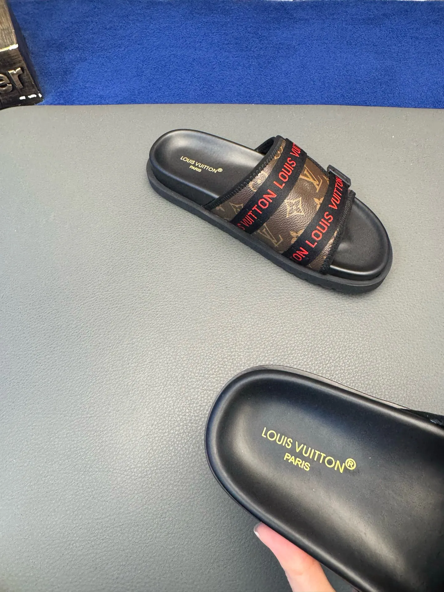 [L Home] P: 340💰Size: 38-45 Top purchasing lv men's summer slippers, classic presbyopia with soft real leather lining, unique color splicing effect, distinctive personality, fashionable and trendy essential style, light and comfortable. Lightweight and tough rubber insole, micro ridged foam outsole, super comfortable!